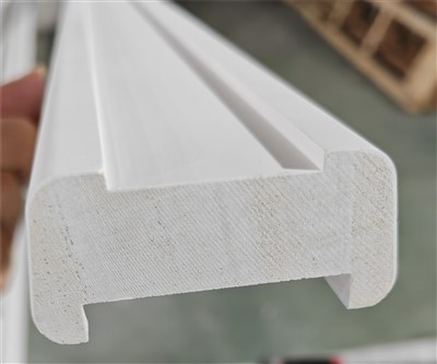 Lesene osnovne tirnice za stopnice z belim premazom